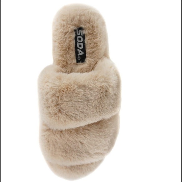 Soda Women Soft Fur Fuzzy Fluffy Sandals Natural - Picture 2 of 3